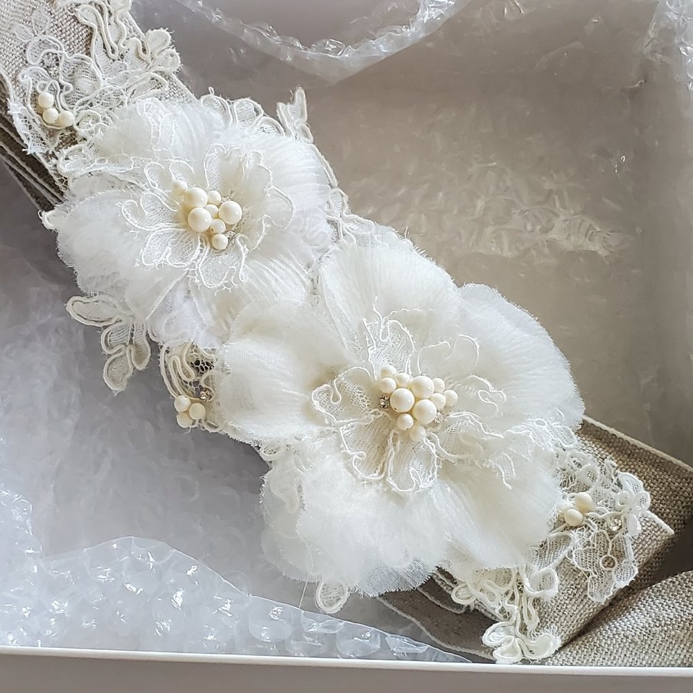 Floral Lace Belt with Gray/Tan Strap